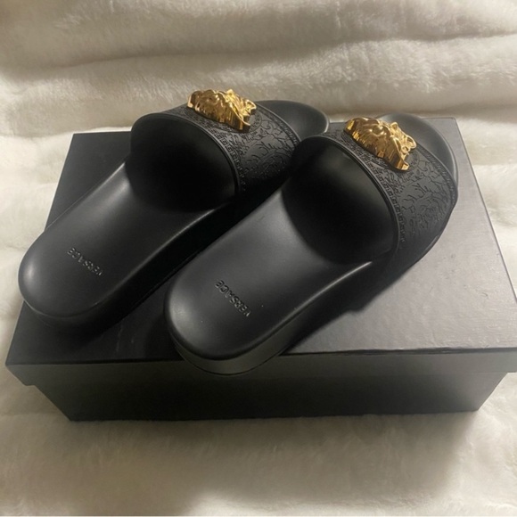 NIB Versace Women's Medusa Slide Sandals in Black/ Gold - Size 37 - Picture 11 of 15